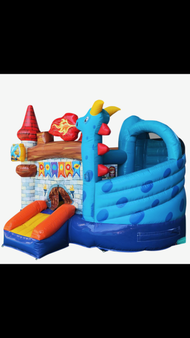 Drachenland Hüpfburg Seitenansicht Bunte Hüpfburg in Form eines Schlosses mit Rutsche und Drachenmotiven.