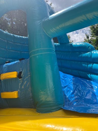 Hüpfburg Drachenland innen Rutsche Blauer und gelber aufblasbarer Spielplatz mit Röhren und Rutschen.